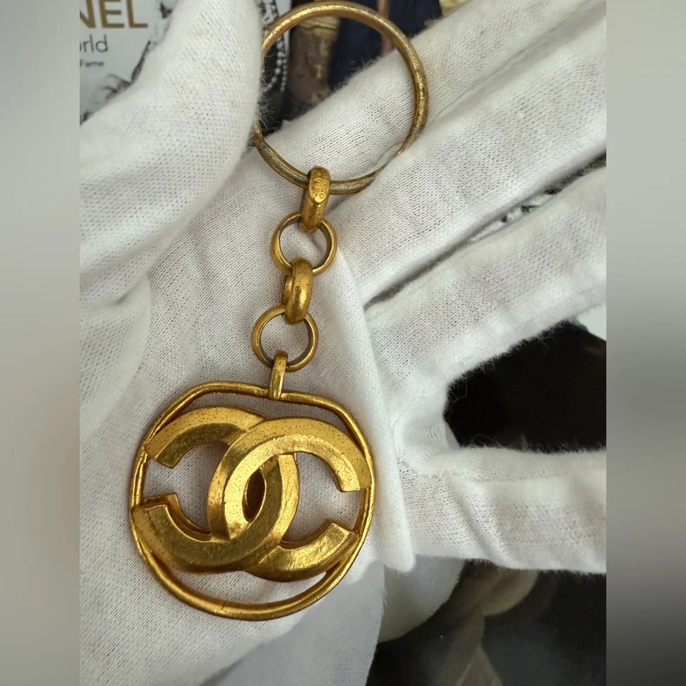 LOT 2314 24K gold plated CHANEL vintage 1996 spring collection key ring